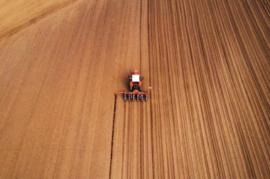 Alanında çalışan seeder ile traktör drone fotoğraf