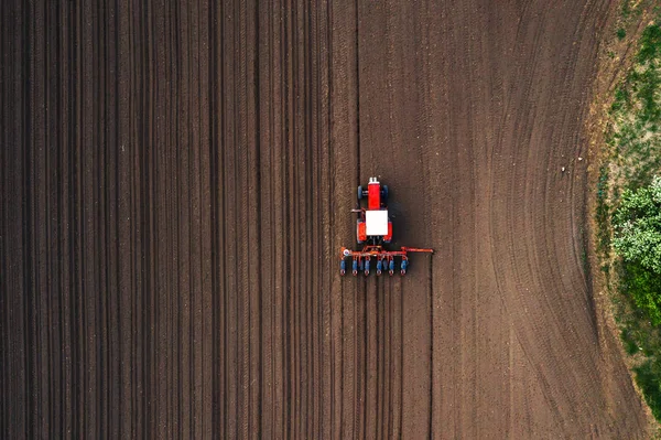 Top view of tractor planting corn seed in field — Stock Photo, Image