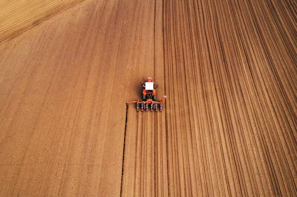 Fotografía de drones del tractor con sembradora trabajando en campo —  Fotos de Stock