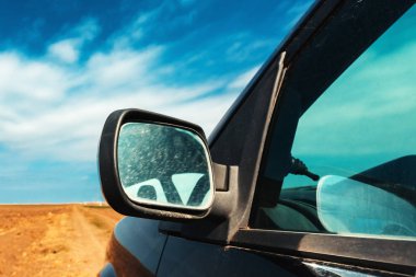 Toprak ülke yolda bir araba kanat aynası