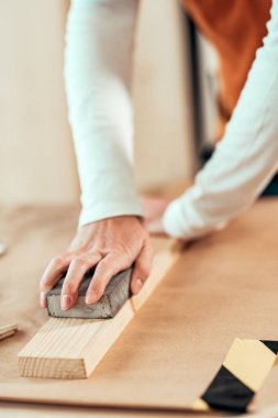 Kadın marangoz ahşap tahta el ile zımpara