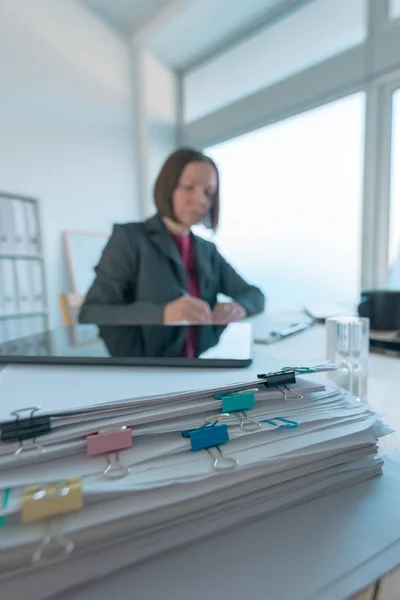 Drukke zakenvrouw doen papierwerk op kantoor — Stockfoto