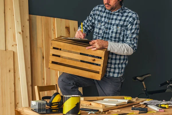 Falegname che fa cassa di legno in piccole imprese lavorazione del legno — Foto Stock