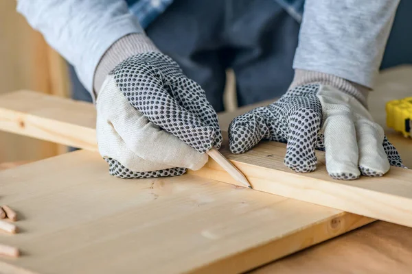 Menuisier marquant la planche de bois de pin pour la coupe — Photo