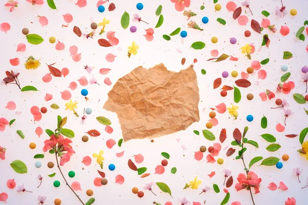 Pedaço de papel amassado sobre fundo colorido da primavera — Fotografia de Stock