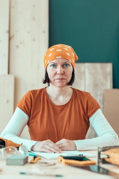 Kendine güvenen kadın marangoz başörtüsü bandana takan portresi — Stok fotoğraf