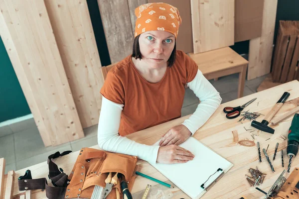 Kendi kendine portre kadın marangoz ahşap eserleri içinde istihdam — Stok fotoğraf