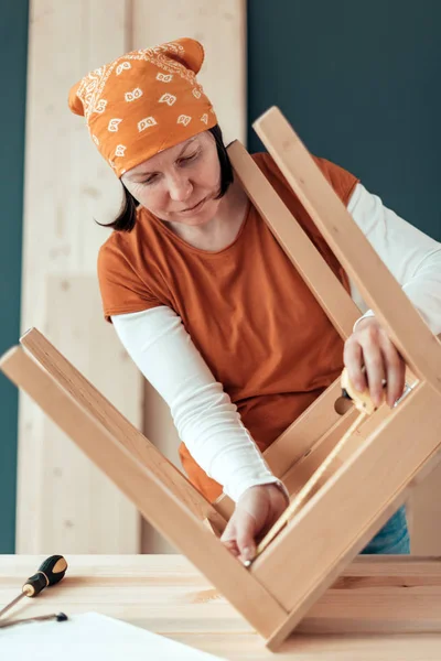 Kadın marangoz atölyesinde ahşap sandalye koltuk tamiri — Stok fotoğraf