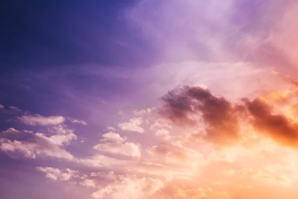 Cielo púrpura puesta de sol con nubes — Foto de Stock