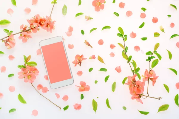 Smartphone modello con decorazione floreale primaverile — Foto Stock