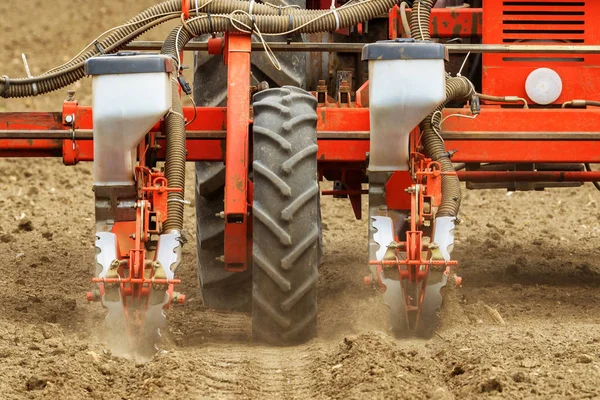 Traktor med monterad gröda seeder — Stockfoto