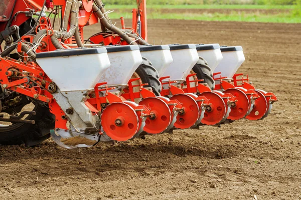 Monte li kırpma seeder ile traktör — Stok fotoğraf