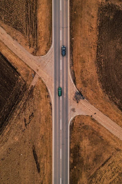 Dwa samochody na drogach, widok z lotu ptaka — Zdjęcie stockowe