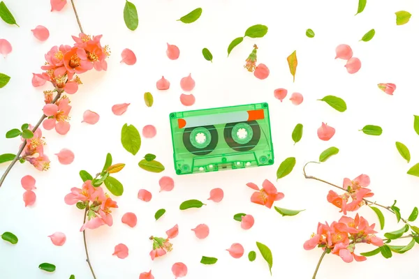 Pohled shora audio kazeta ploché laických jarní květinové dekorace — Stock fotografie