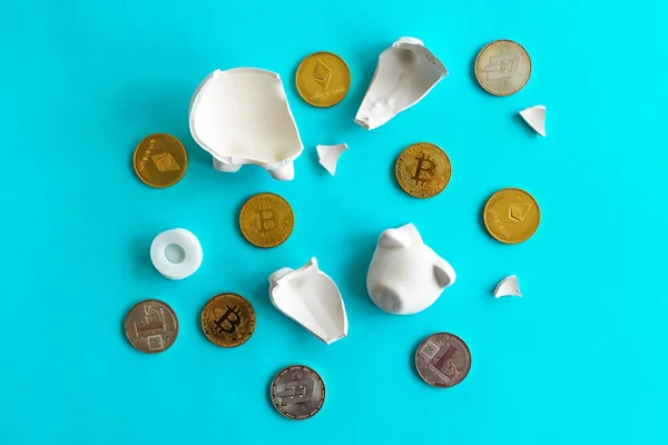 Moedas de criptomoeda e banco de moedas piggy quebrado — Fotografia de Stock