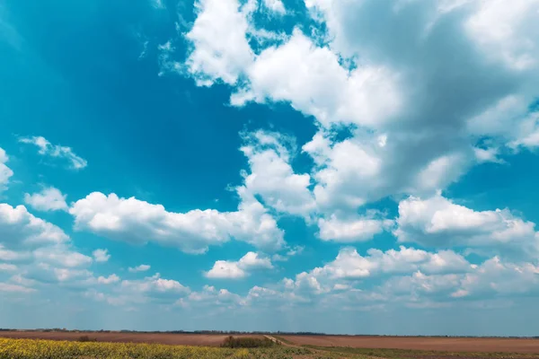 Białe chmury nad krajobrazem wsi — Zdjęcie stockowe