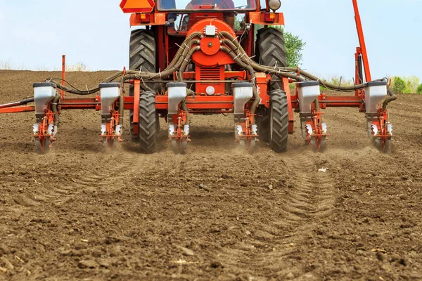 Traktor med monterad gröda seeder — Stockfoto