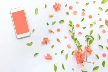 Smartphone bahar çiçek dekorasyon ile alay etmek yukarıya