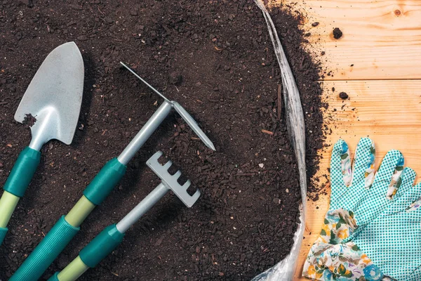 Çömlekçilik toprağında bahçe aletleri, üst görünüm — Stok fotoğraf