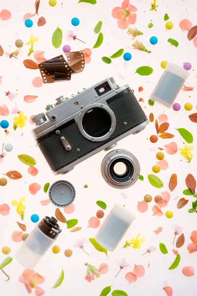 Vintage pellicola fotocamera piatta laici con decorazione floreale — Foto Stock