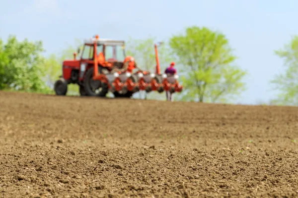 Trator de reparação do agricultor com semeadora no campo — Fotografia de Stock