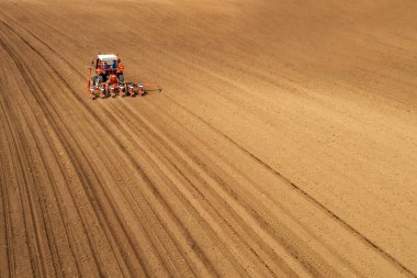 Tarlada traktör ekimi ve mısır ekiminin havadan görünümü