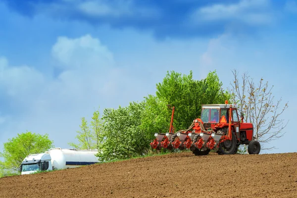 Tractor met gemonteerde gewas seeder — Stockfoto