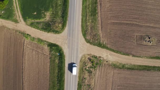 田舎を通る道路上の車の空中トップダウンビュー — ストック動画