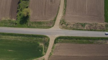 Kırsal yol üzerinde araba havadan yukarıdan aşağıya görünümü
