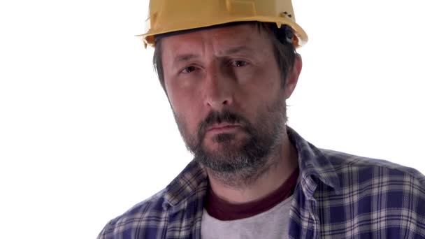 Retrato Trabalhador Construção Satisfeito Isolado Fundo Branco Usando Capacete Protetor — Vídeo de Stock