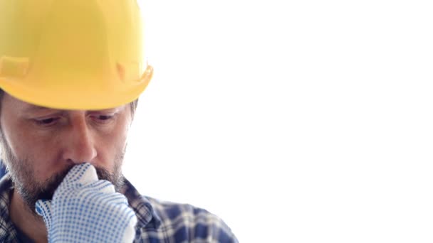 Trabalhador Construção Americano Preocupado Isolado Fundo Branco Vestindo Capacete Protetor — Vídeo de Stock