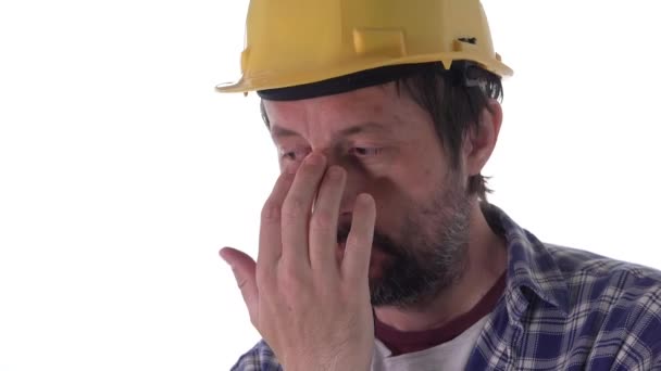 忧心忡忡的建筑工人被白色的背景隔离 戴着黄色的防护帽 充满了问题和不确定性 — 图库视频影像