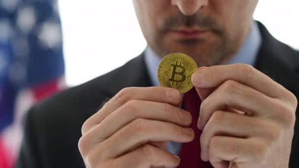 Empresário Americano Segurando Bitcoin Dourado Foco Seletivo — Vídeo de Stock