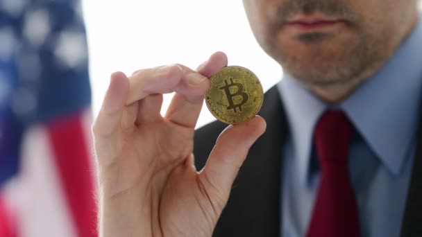 Empresário Americano Segurando Bitcoin Dourado Foco Seletivo — Vídeo de Stock