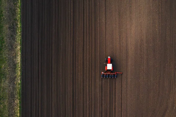 Vista superior del tractor plantando semilla de maíz en el campo — Foto de Stock
