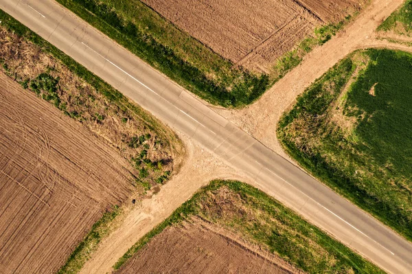 Vista aérea de la intersección de carreteras y caminos de tierra —  Fotos de Stock