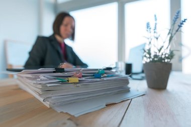 Meşgul işkadını office evrak işi yapıyor