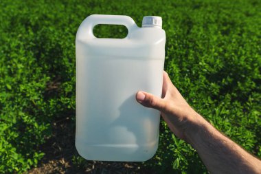 Yonca alanında pestisit sürahi mock up