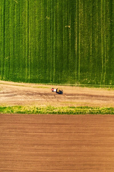 Vista aérea do trator com pulverizador de culturas anexado — Fotografia de Stock