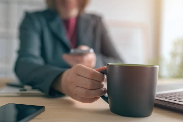 Podnikatelka textových zpráv na mobilním telefonu během přestávky na kávu od o — Stock fotografie