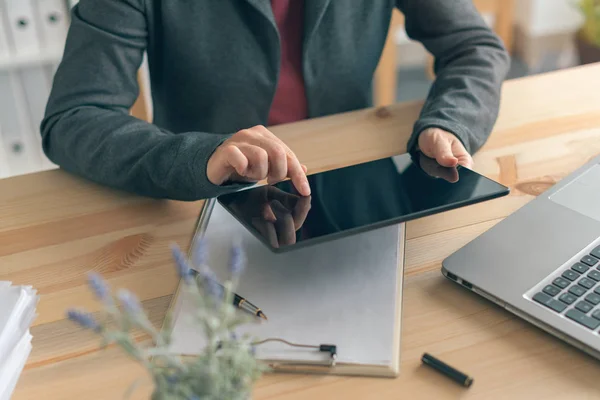 Empresária usando tablet no escritório de negócios — Fotografia de Stock