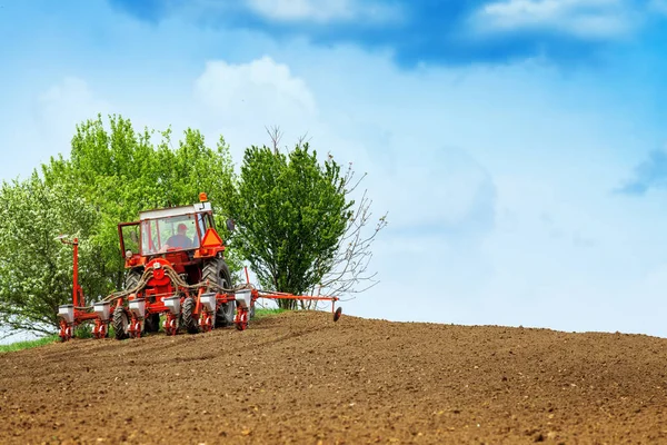 Tractor met gemonteerde gewas seeder — Stockfoto