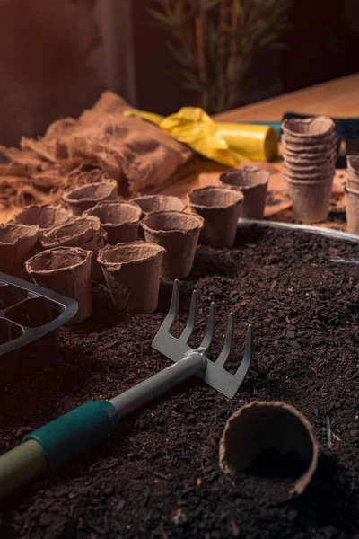 Raquete de agricultura biológica e vasos no solo — Fotografia de Stock