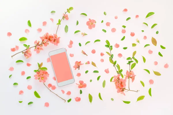 Smartphone modello con decorazione floreale primaverile — Foto Stock