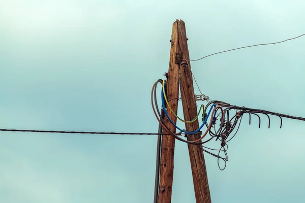 Kablolu ahşap elektrik direği — Stok fotoğraf