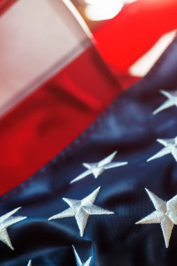 4 Temmuz konseptinin buruşuk Amerikan bayrağı ile