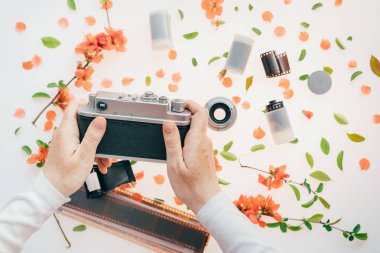 Vintage fotoğraf makinesi bahar çiçek Dekorasyon üzerinde tutan kadın
