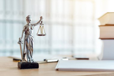 Bayan adalet heykeli hukuk firması bürosunda