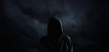 Karanlık yüzü ile ürkütücü kapüşonlu kişi