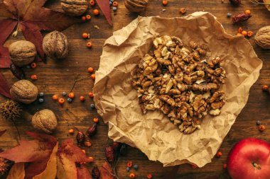 Lezzetli kırmızı elma ve ceviz meyve üst görünümü